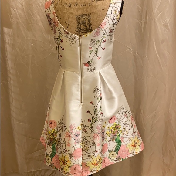 Sleeveless white dress with floral print highlight - Picture 3 of 6